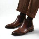 Bottines Chelsea homme en cuir marron Dolcino portées avec pantalon slim
