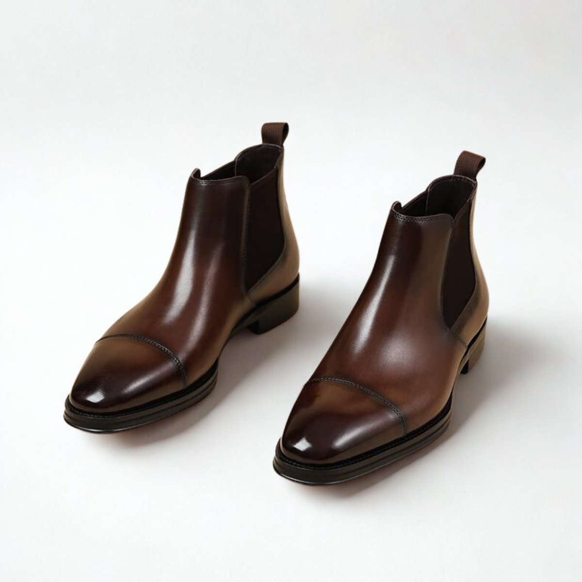 bottines-marron-lifestyle-chaise-dolcino Homme assis portant des bottines Chelsea marron Dolcino avec pantalon élégant