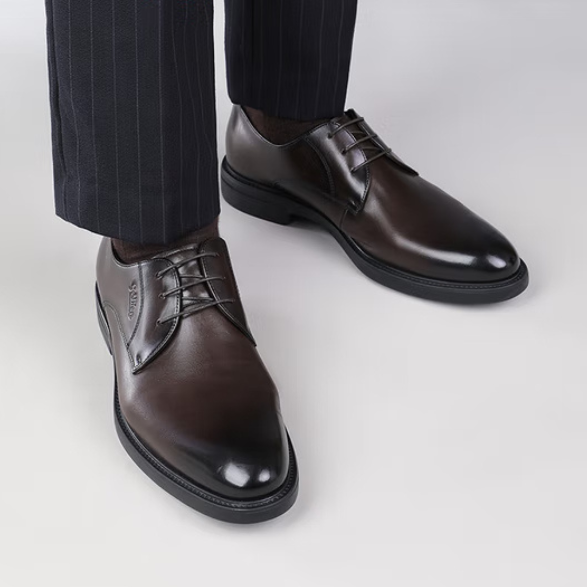 Zoom détail cuir véritable Derby homme noir Dolcino