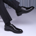 Chaussures Derby cuir noir homme portées avec costume