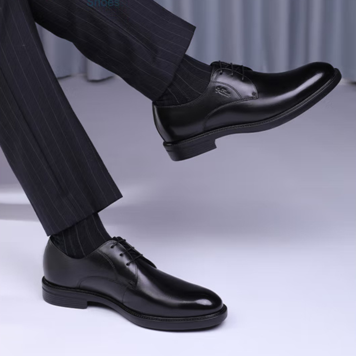 Chaussures Derby cuir noir homme portées avec costume