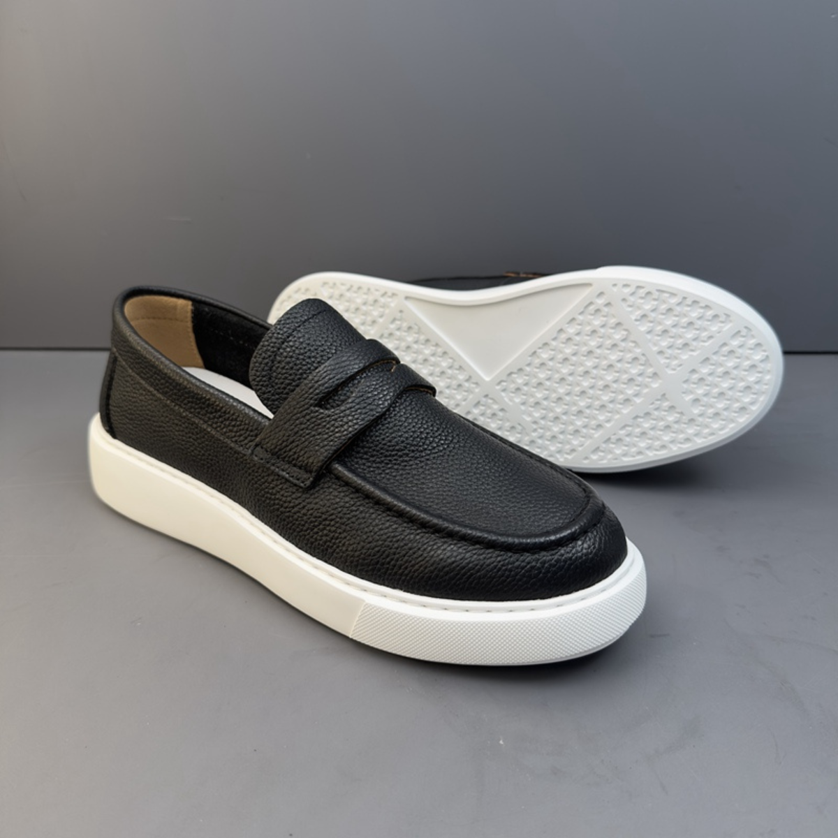 mocassin-homme-cuir-noir-dessus. Mocassin cuir noir homme Milano vue du dessus
