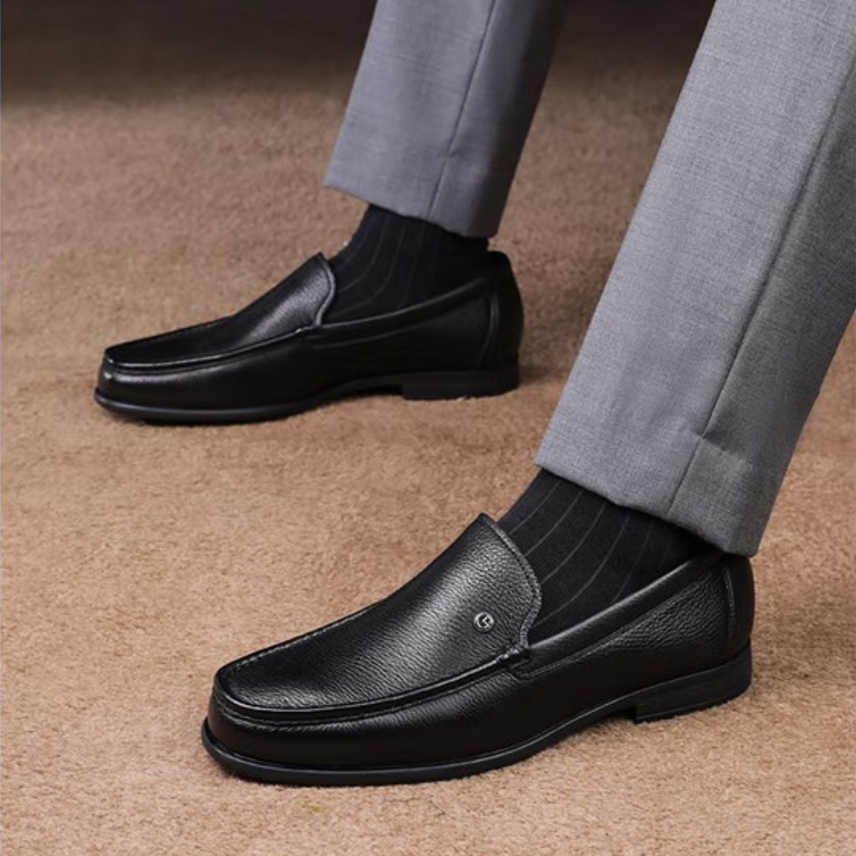 mocassin-homme-cuir-noir-sur-pied chaussures homme cuir noir simple confort