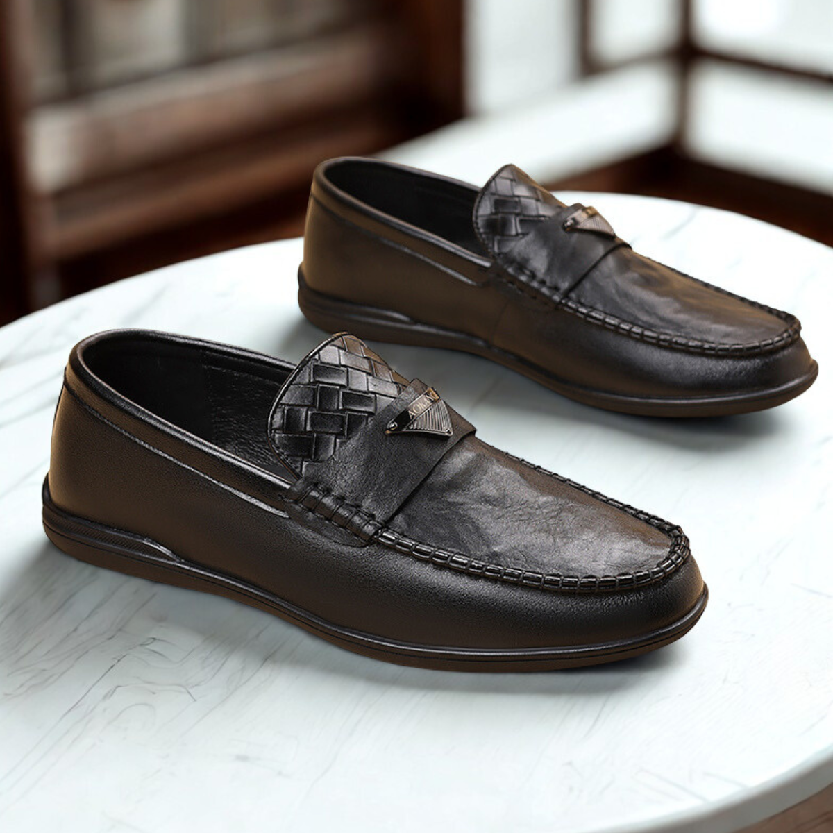 mocassin-homme-cuir-noir-tresse-table-dolcino cuir noir élégante pour homme